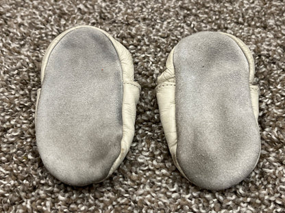 Robeez, Reindeer Holiday Themed Crib shoes, slippers, tan/brown colour, size 6-12 mos, VGUC, Shoes 2 (Baby: 0-12 mth)