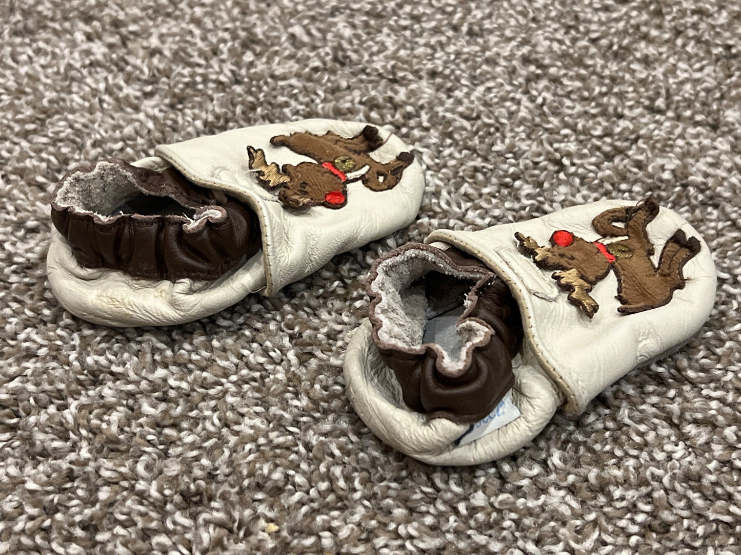 Robeez, Reindeer Holiday Themed Crib shoes, slippers, tan/brown colour, size 6-12 mos, VGUC, Shoes 2 (Baby: 0-12 mth)