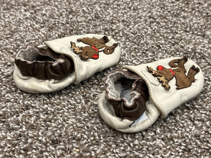 Robeez, Reindeer Holiday Themed Crib shoes, slippers, tan/brown colour, size 6-12 mos, VGUC, Shoes 2 (Baby: 0-12 mth)