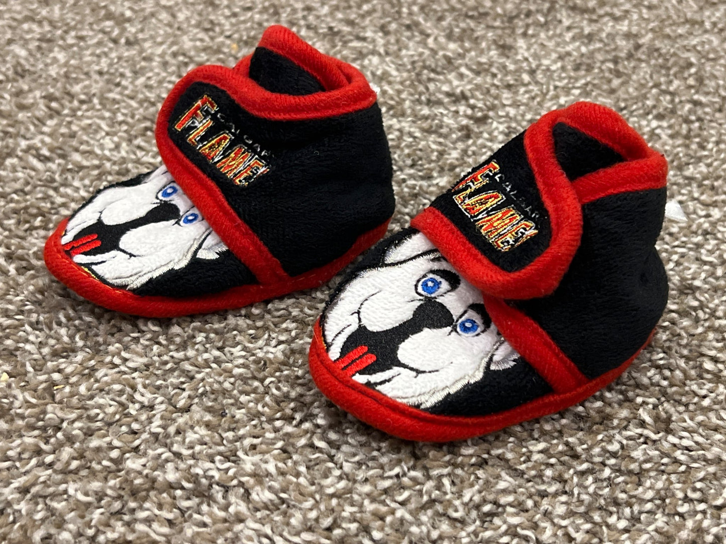 Calgary Flames Harvey the Hound Slippers for infants, size 6-12 mos, VGUC, Shoes 2 (Baby: 0-12 mth)