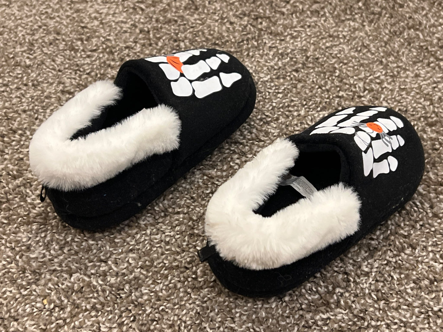 Skeleton slippers from Gymboree, size 9-10, EUC , Shoes 9 (Toddler:2-4yr)