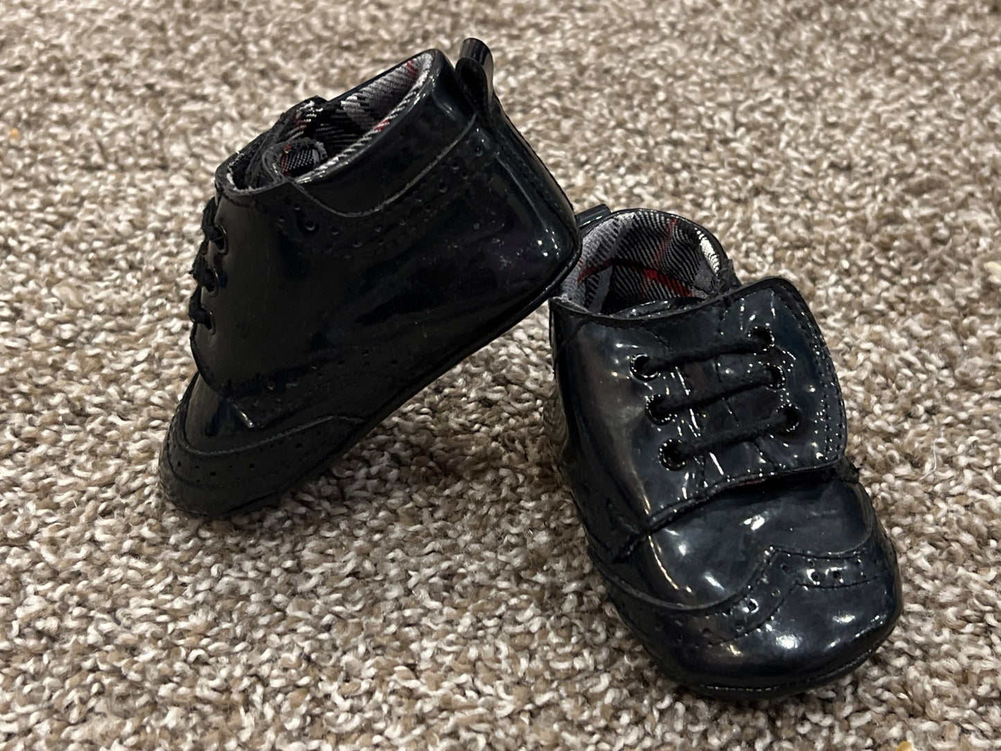 Black Patent Dress Shoes for baby, Velcro Crib Shoes, size 0-6 mos, VGUC, Shoes 1 (Baby: 0-12 mth)