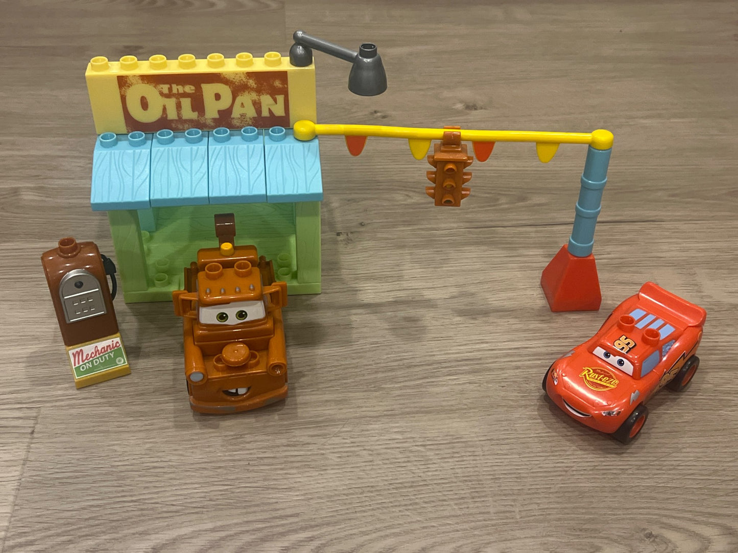 Disney Pixar’s Mega Bloks Set - Lightning McQueen at Tow Mater’s Gas Corner, Set 7768 (Retired) + Plus Bonus Lightning McQueen, VGUC