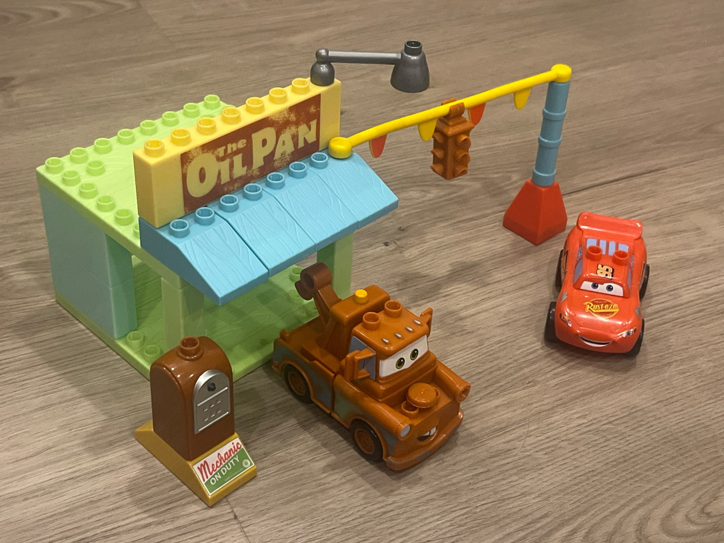 Disney Pixar’s Mega Bloks Set - Lightning McQueen at Tow Mater’s Gas Corner, Set 7768 (Retired) + Plus Bonus Lightning McQueen, VGUC