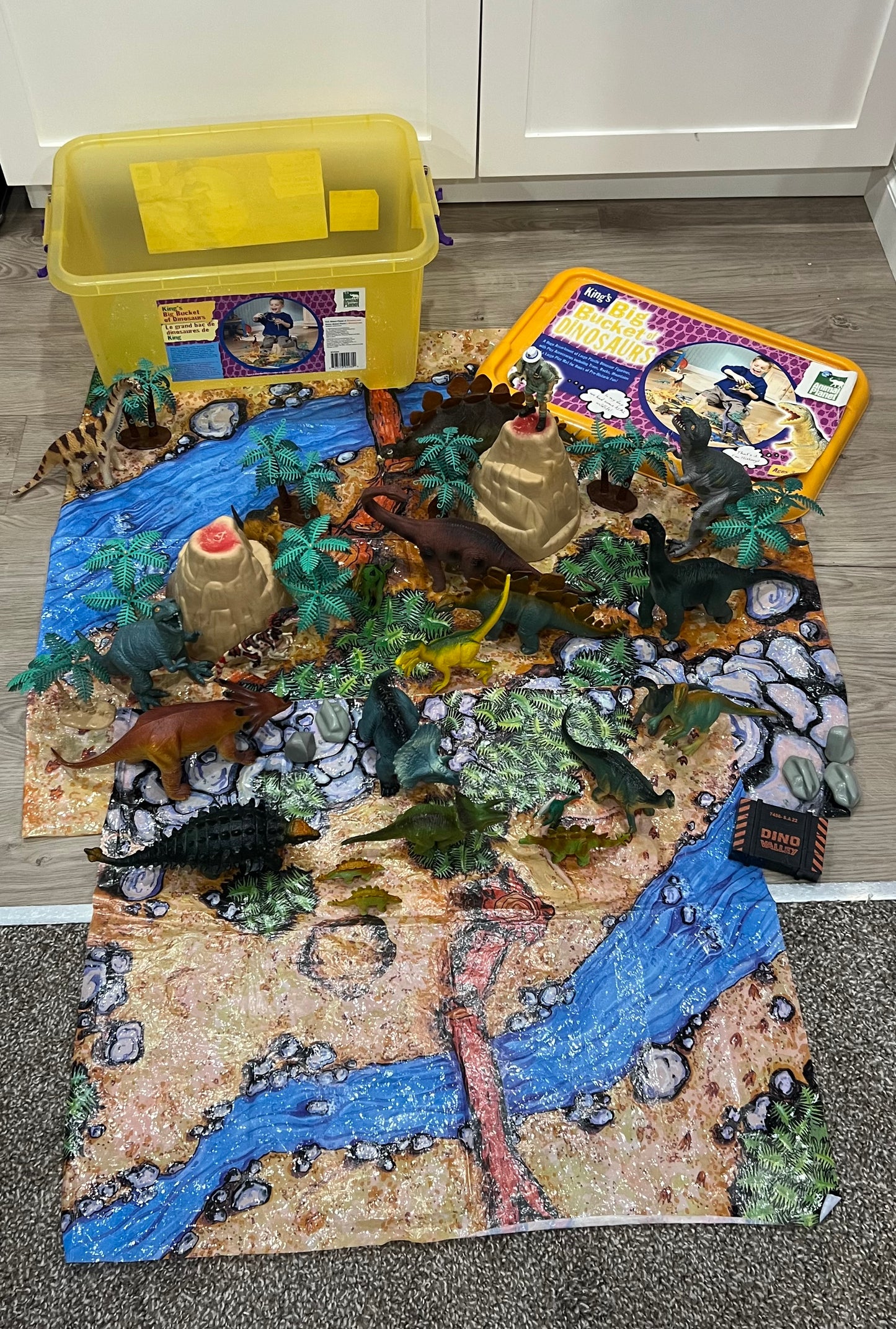 Big Bucket of Dinosaurs Animal Planet, VGUC, MSRP $40 - $69 CAD