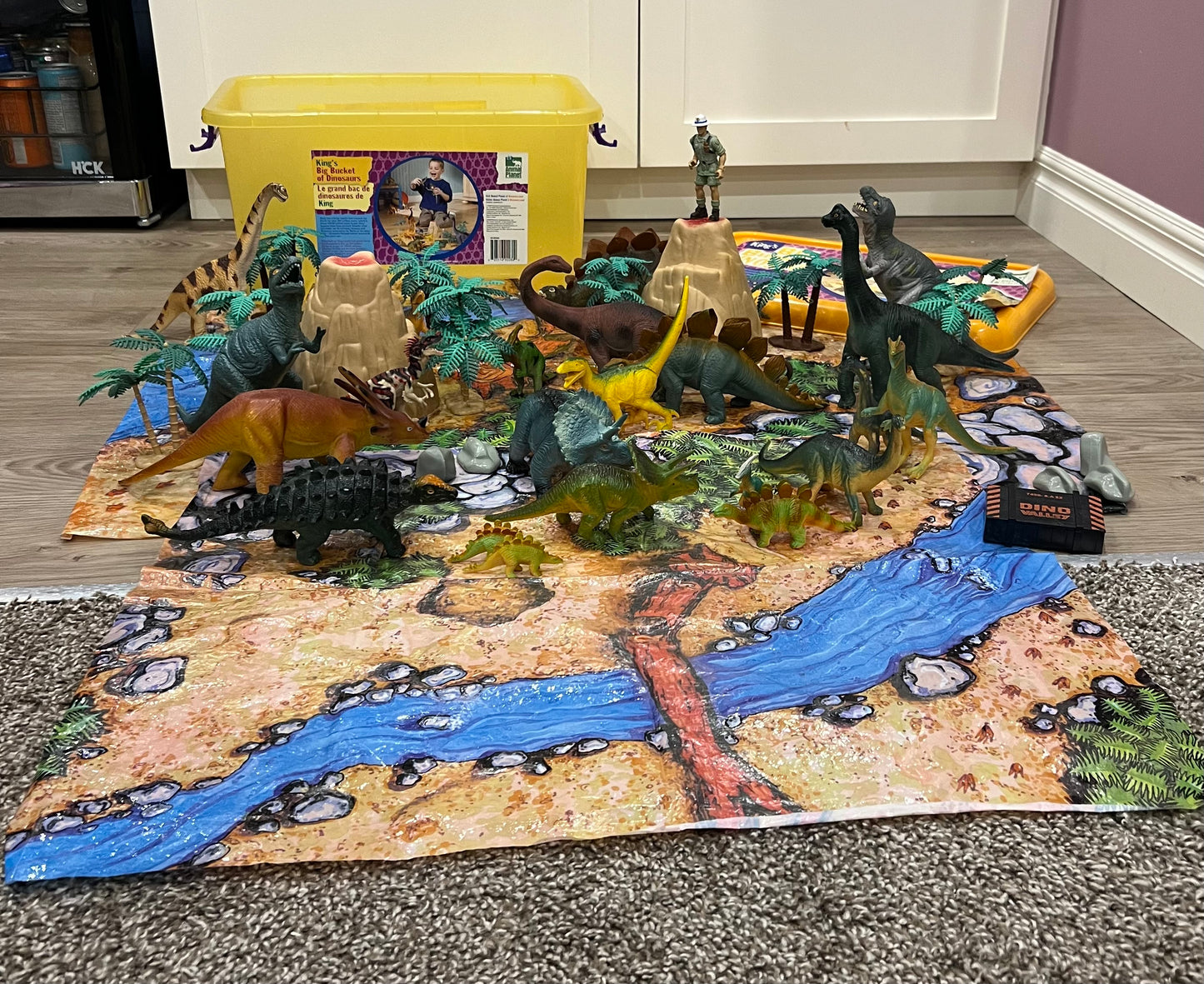 Big Bucket of Dinosaurs Animal Planet, VGUC, MSRP $40 - $69 CAD
