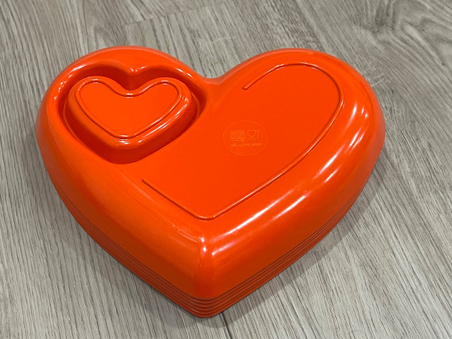 Red Plastic Heart Plates with inner heart section, set of 6, VGUC
