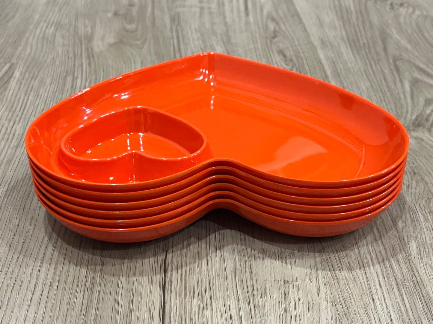 Red Plastic Heart Plates with inner heart section, set of 6, VGUC