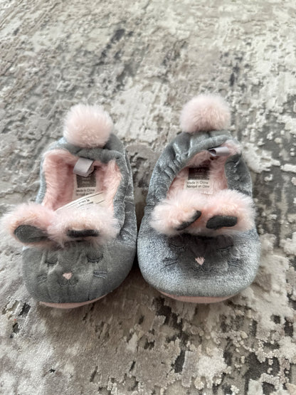Carter’s size 5/6 bunny grey & pink slippers , Shoes 5.5 (Walkers:12-24 mth)