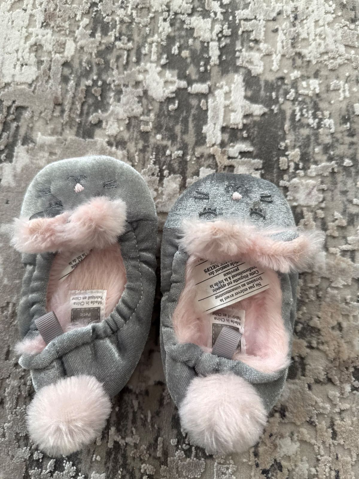 Carter’s size 5/6 bunny grey & pink slippers , Shoes 5.5 (Walkers:12-24 mth)