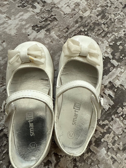 Smart fit. Size 7.5 white dressy shoes , Shoes 7.5 (Toddler:2-4yr)