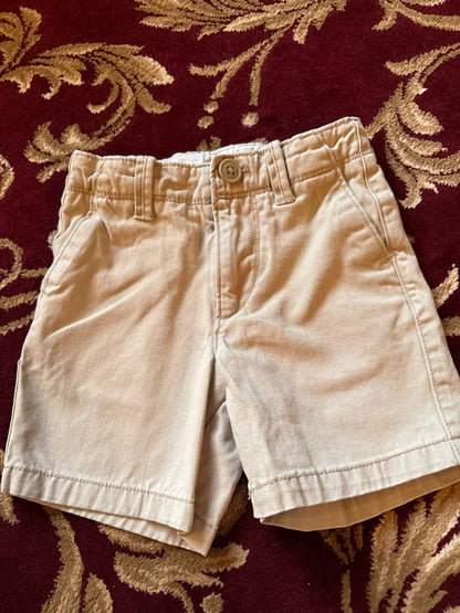 Gap size 2 grey shirt with beige shorts, Kids 24 Month (18-24M)