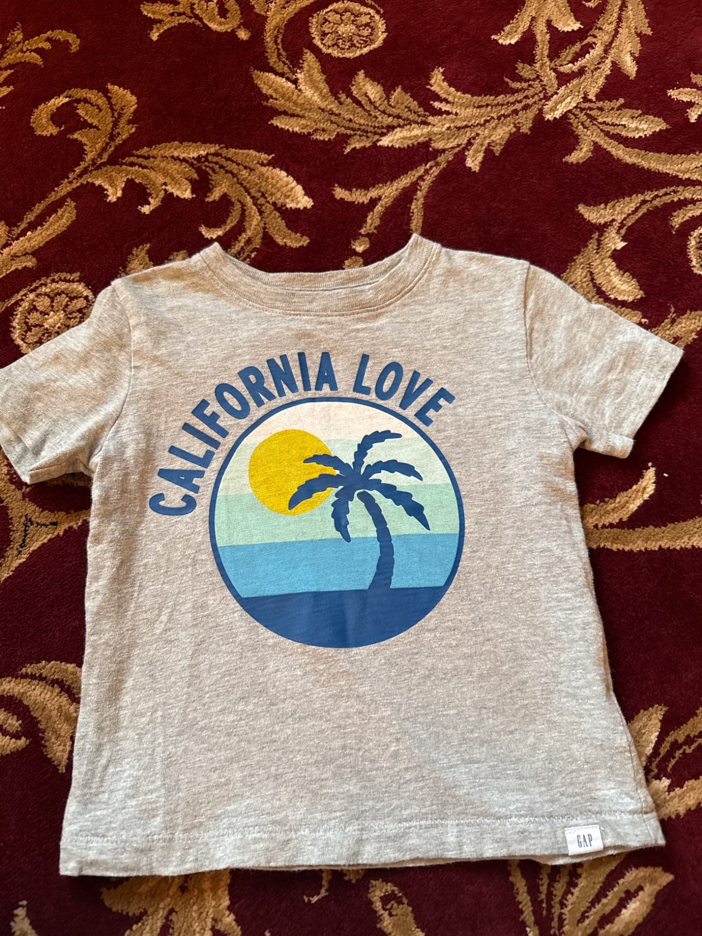 Gap size 2 grey shirt with beige shorts, Kids 24 Month (18-24M)