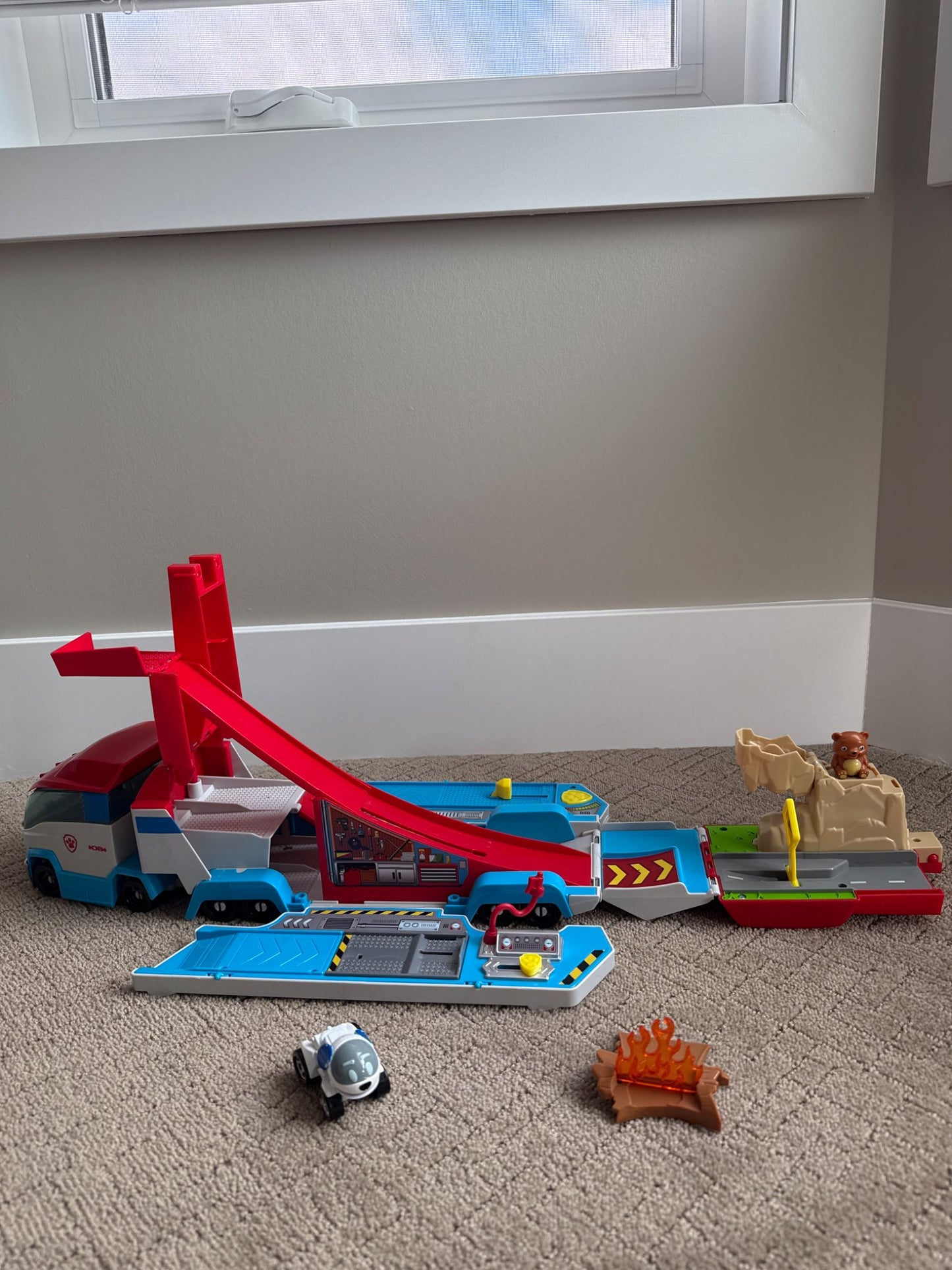 Paw Patrol launch’n haul paw patroller transforming 2 in 1 track  set