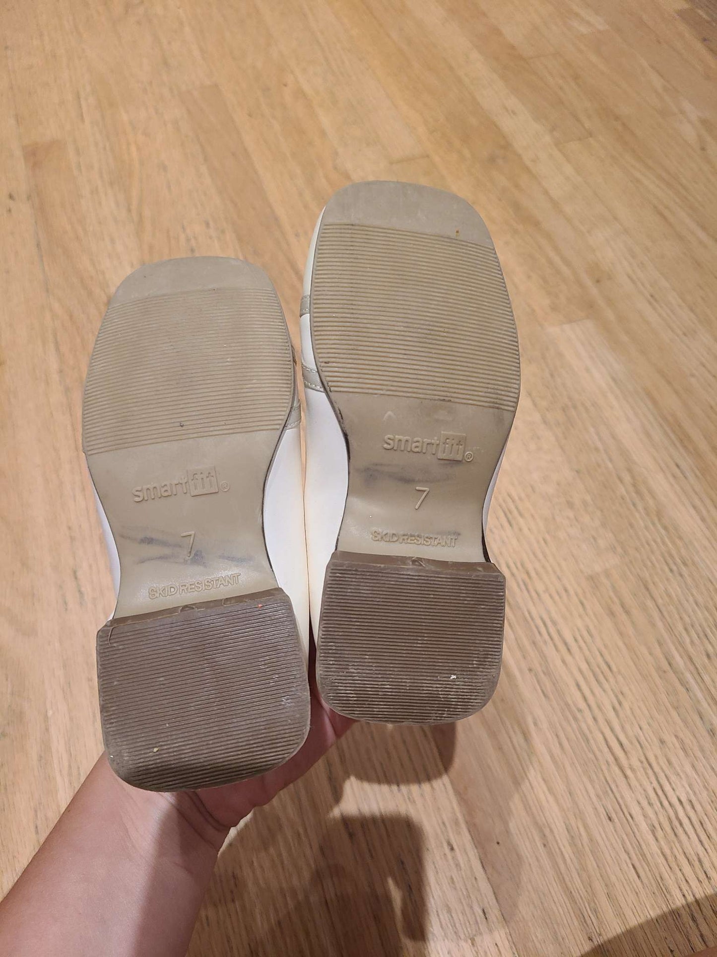 Size 7 smart fit shoes , Shoes 7 (Walkers:12-24 mth)