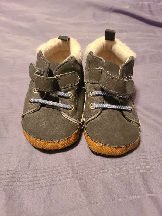 Carter's 6 to 9 month shoes , Shoes 4 (Baby: 0-12 mth)