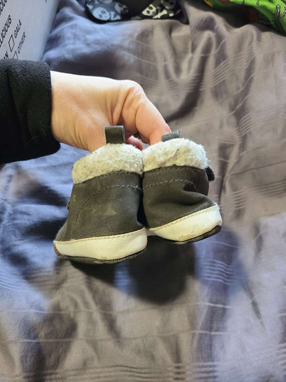 Carter's 6 to 9 month shoes , Shoes 4 (Baby: 0-12 mth)