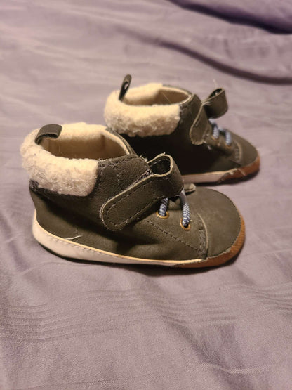 Carter's 6 to 9 month shoes , Shoes 4 (Baby: 0-12 mth)