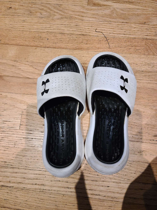 4Y under Armour sandals , Shoes 4 (Big Kids:8–12yr)