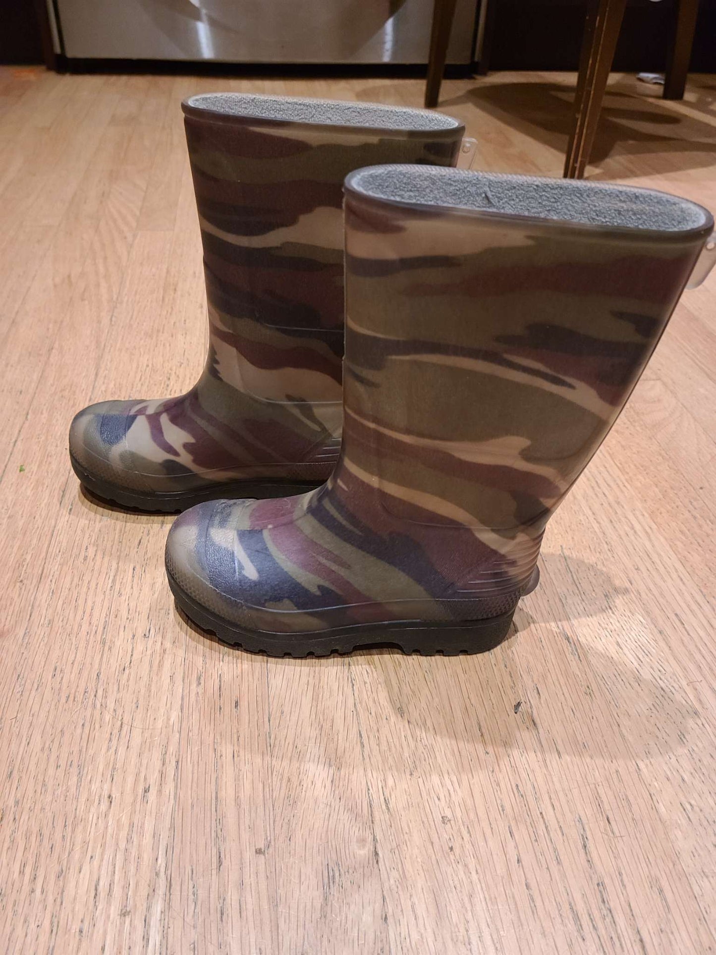 Size 9 rain boots camo , Shoes 9 (Toddler:2-4yr)