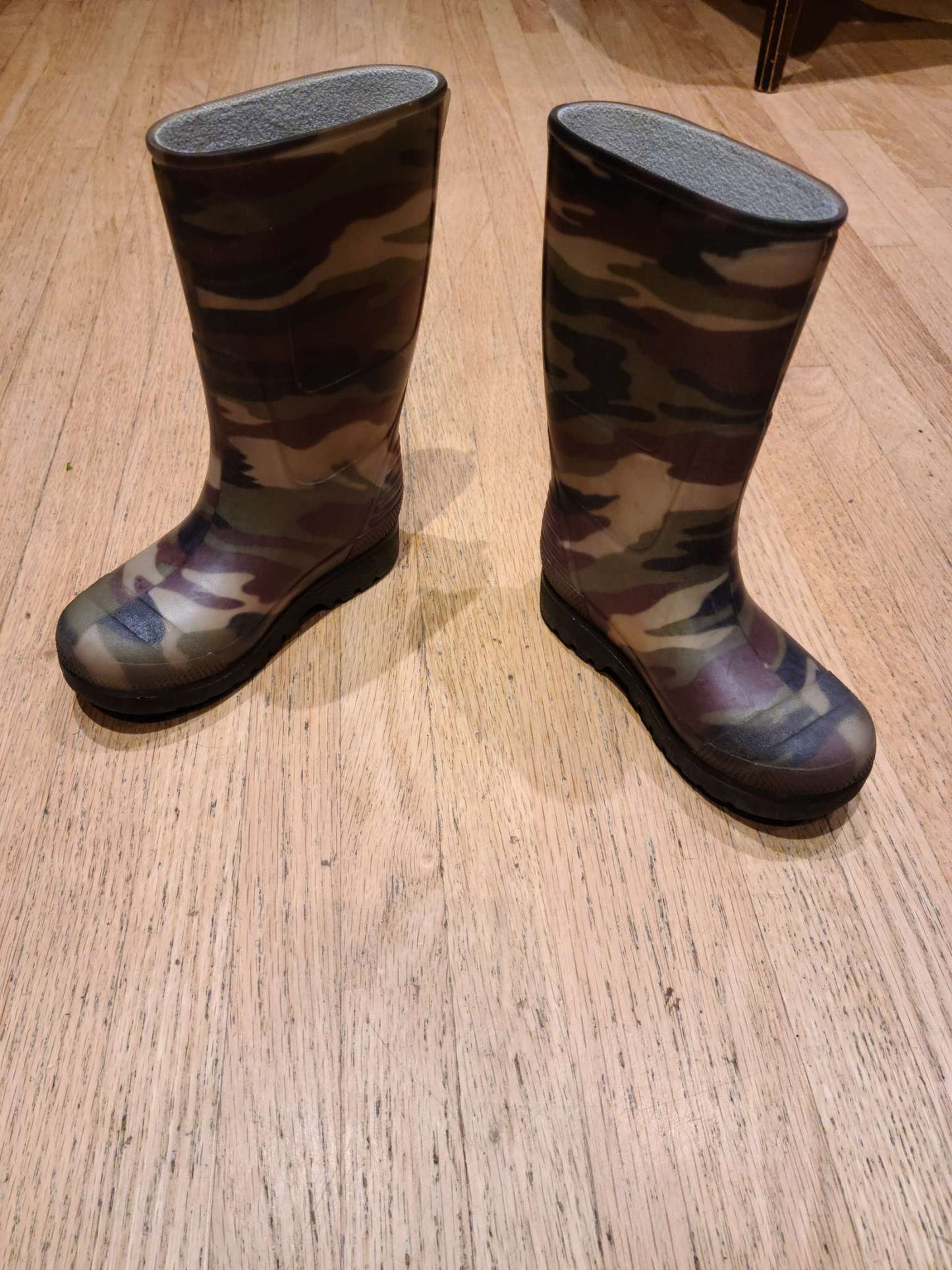Size 9 rain boots camo , Shoes 9 (Toddler:2-4yr)