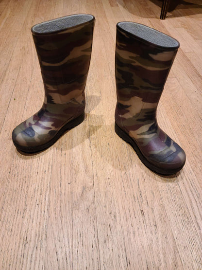 Size 9 rain boots camo , Shoes 9 (Toddler:2-4yr)