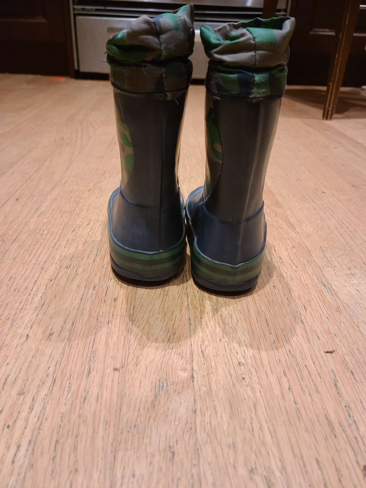 Size 8 lined rain boots , Shoes 8 (Toddler:2-4yr)