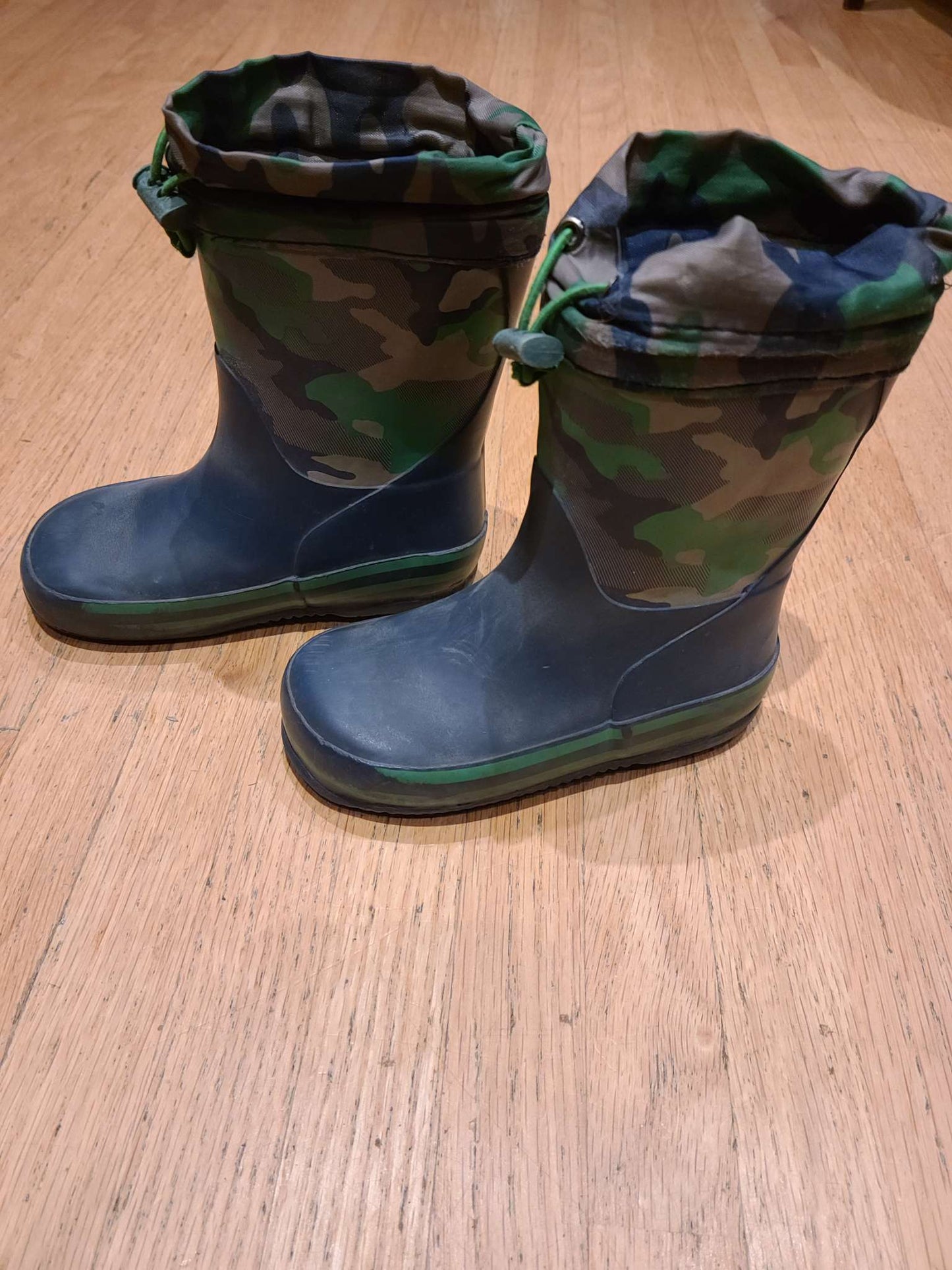 Size 8 lined rain boots , Shoes 8 (Toddler:2-4yr)