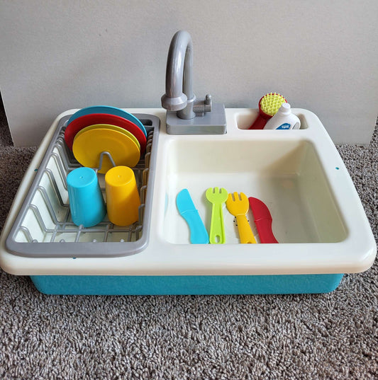 Working sink with dishes