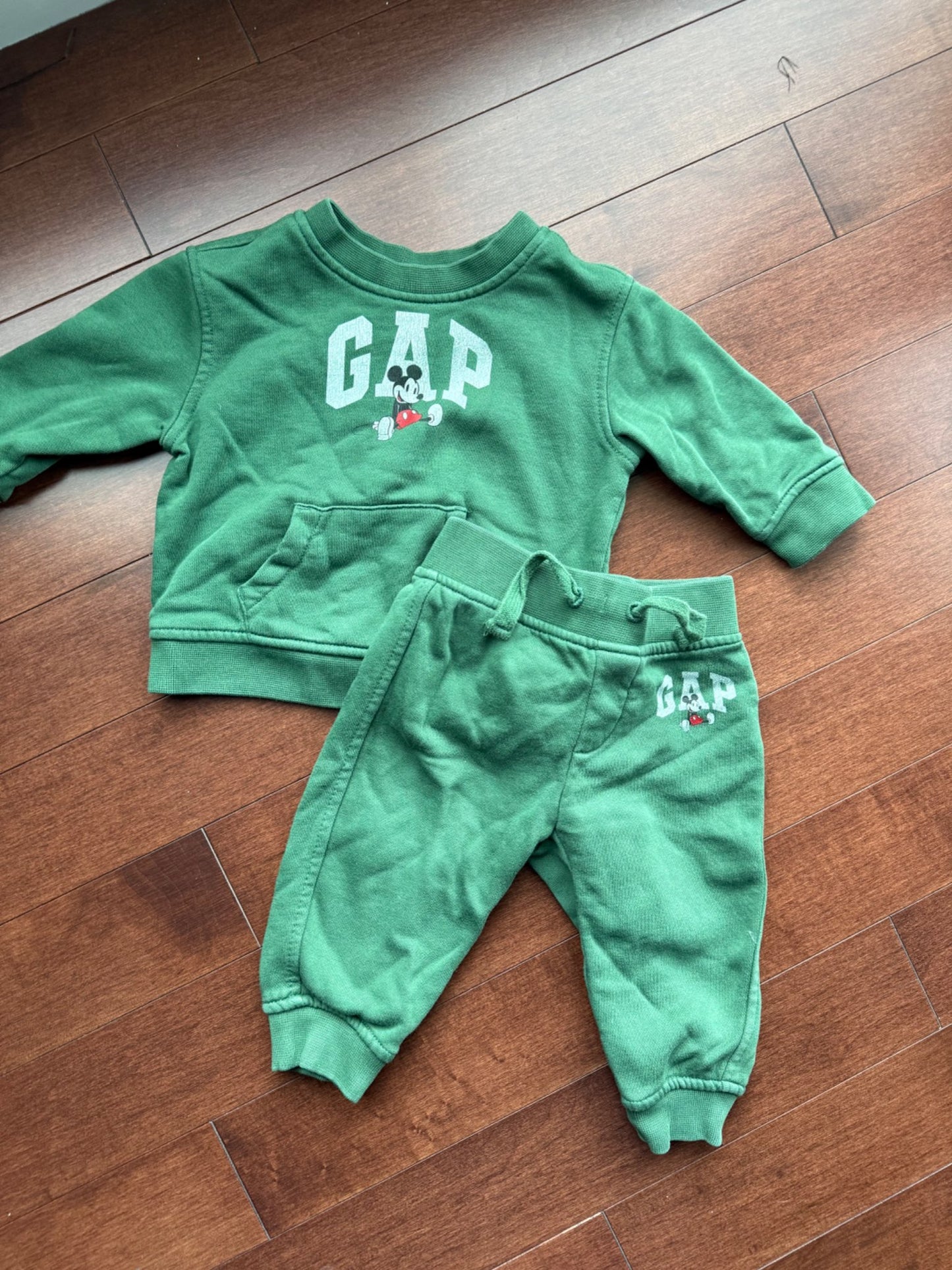 Disney/Gap Sweater Set: 6-12 Mos (Retail: $50), Kids 12 Month (9-12M)