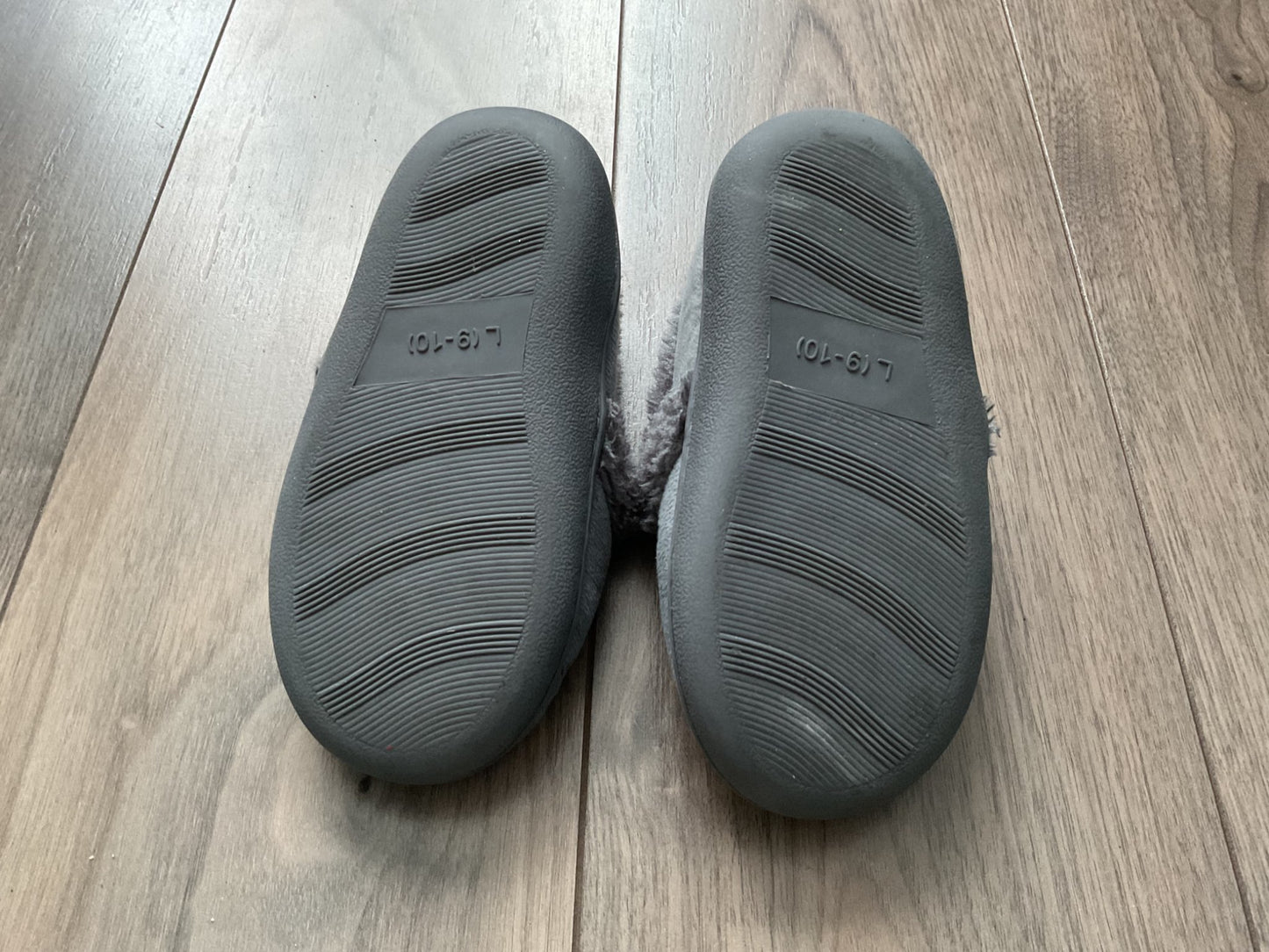 Boys Soled Slippers Size 9-10, Shoes 9 (Toddler:2-4yr)