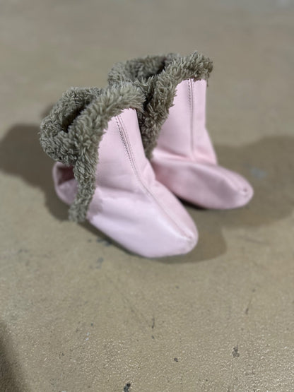 EUC Robeez Classic Bootie (18-24 Months); Retails: $42.99, Shoes 4.5 (Walkers:12-24 mth)