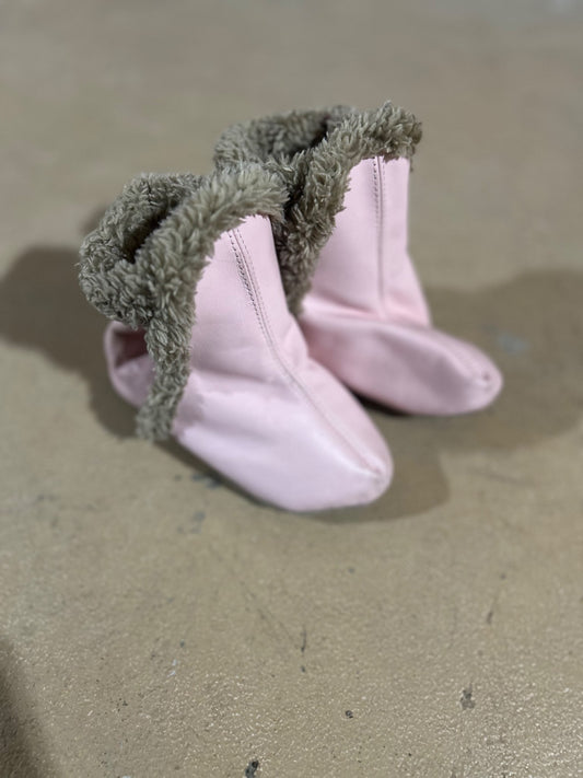 EUC Robeez Classic Bootie (18-24 Months); Retails: $42.99, Shoes 4.5 (Walkers:12-24 mth)