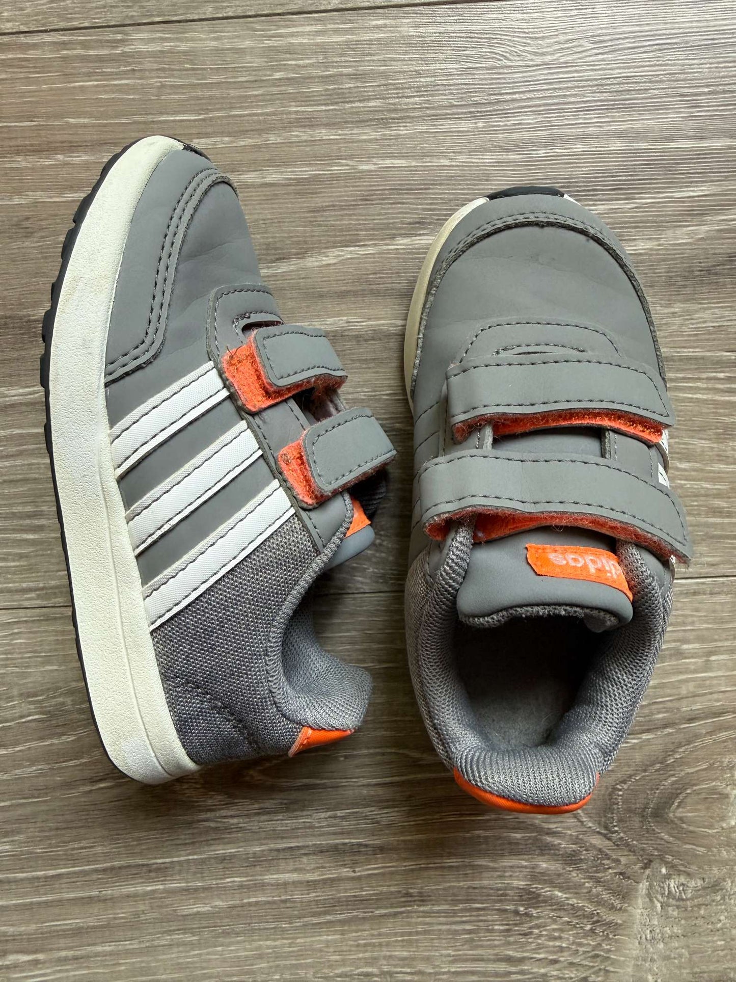 Adidas Velcro shoes Toddler size 8, Shoes 8 (Toddler:2-4yr)