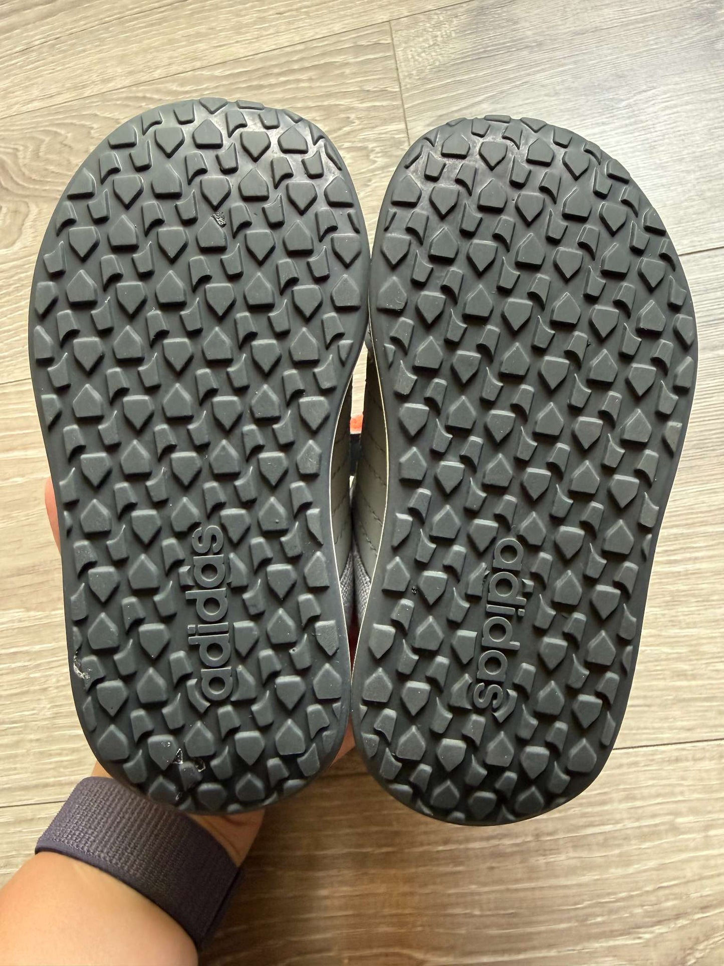 Adidas Velcro shoes Toddler size 8, Shoes 8 (Toddler:2-4yr)