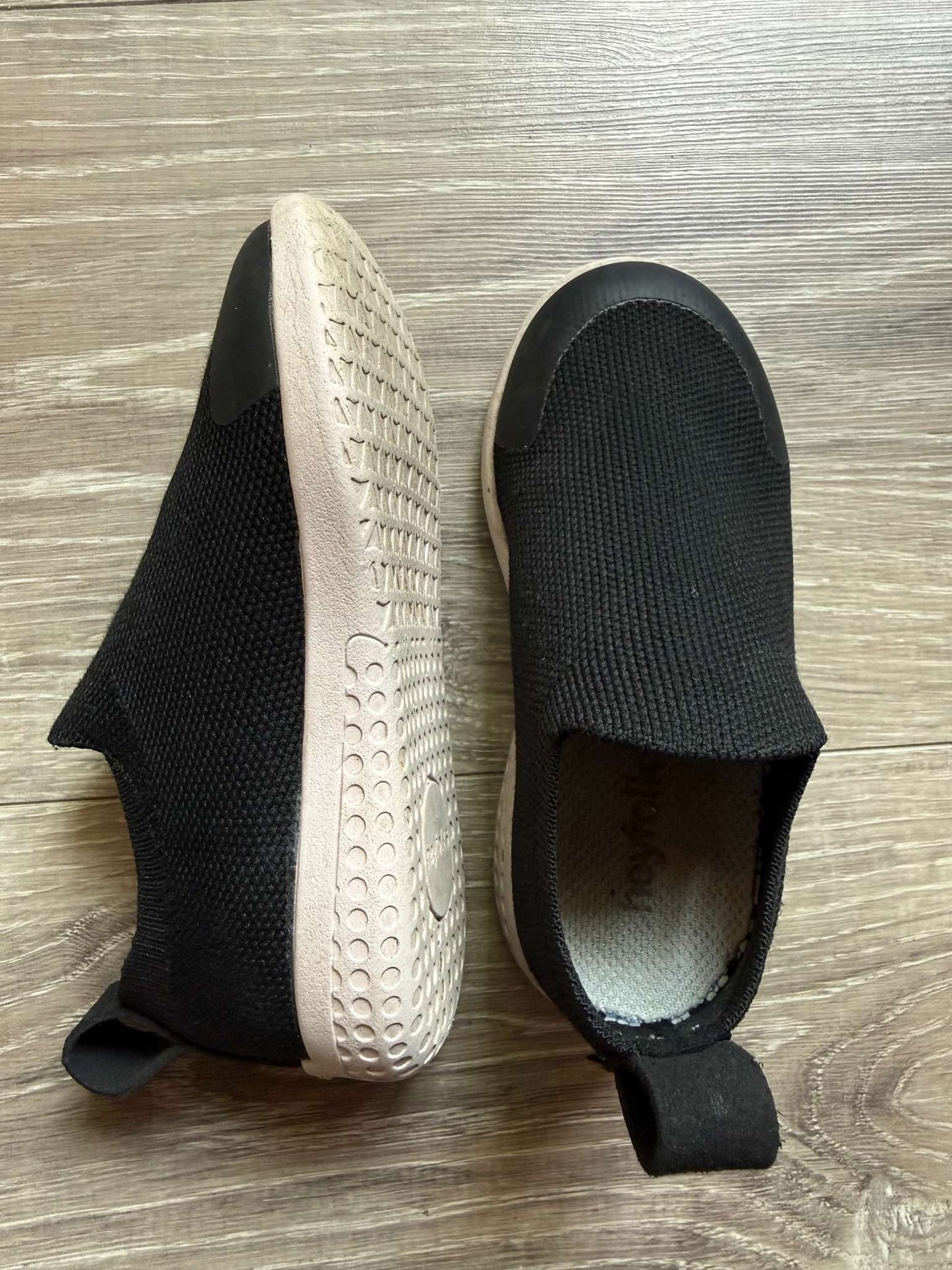 Heyfolks Toddler size 7 slip on , Shoes 7 (Walkers:12-24 mth)