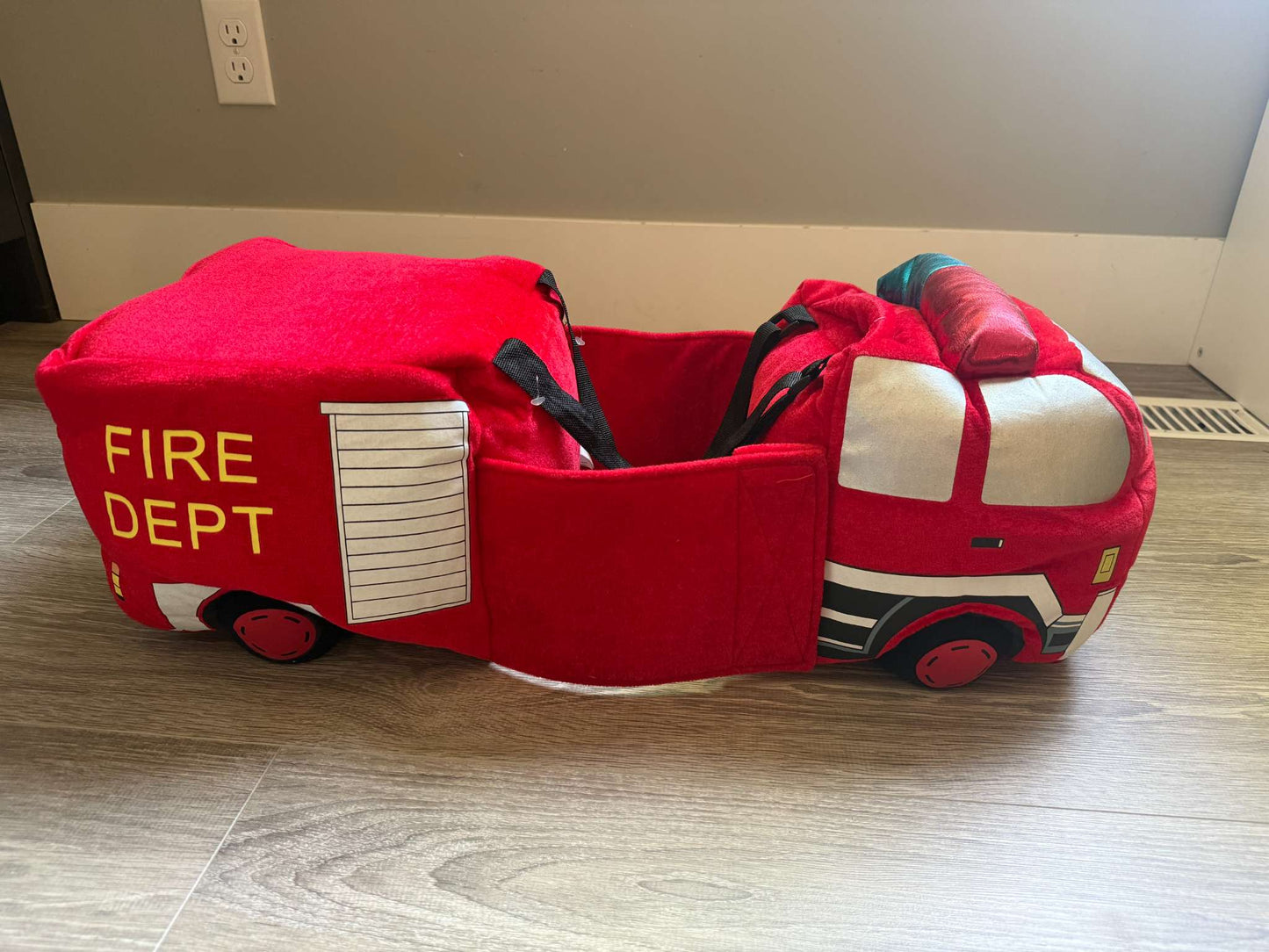 Fire Truck costume *one light not working*, Kids 3T