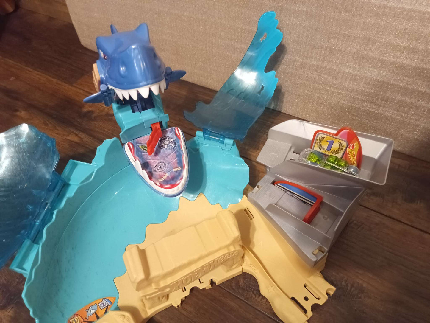 Hot Wheels - Shark Beach Battle Playset