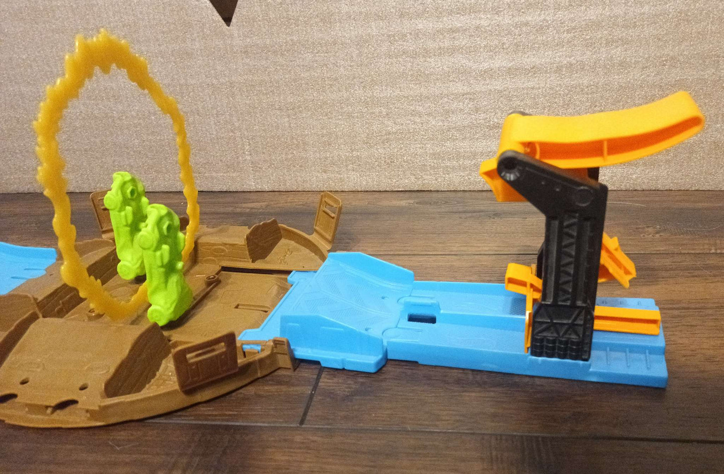 Hot Wheels - Monster Truck Stunt Tire Playset