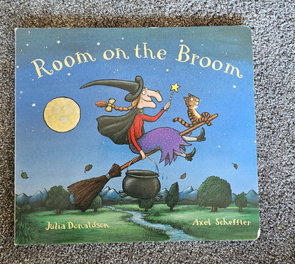Room on the Broom Lap Board Book - Julia Donaldson (3-5yrs)