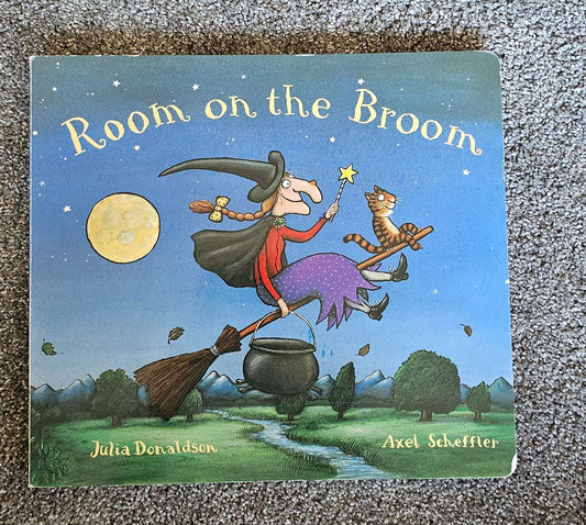 Room on the Broom Lap Board Book - Julia Donaldson (3-5yrs)