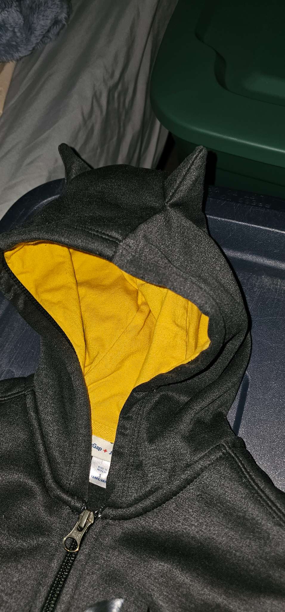 Batman Zip front Hoodie thick and warm size 5, Kids 5/5T