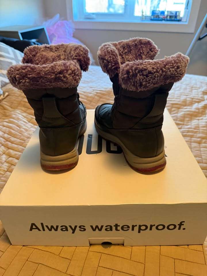 Cougar Winter Boots Size 1, Shoes 13 (Kids:4-8yr)