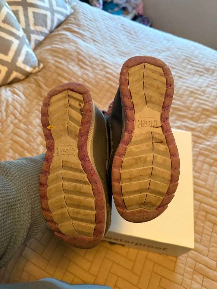 Cougar Winter Boots Size 1, Shoes 1 (Kids:4-8yr)