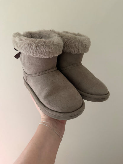 H&M Grey Faux Fur Bow Boots — Size 13.5, Shoes 13.5 (Kids:4-8yr)