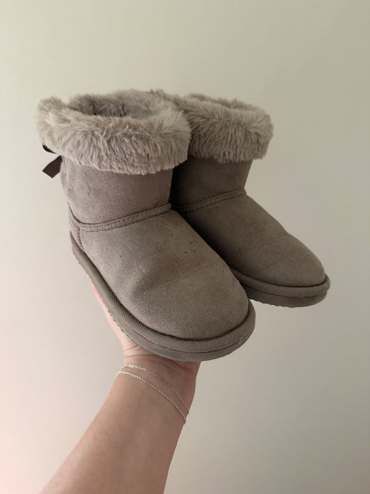 H&M Grey Faux Fur Bow Boots — Size 13.5, Shoes 13.5 (Kids:4-8yr)