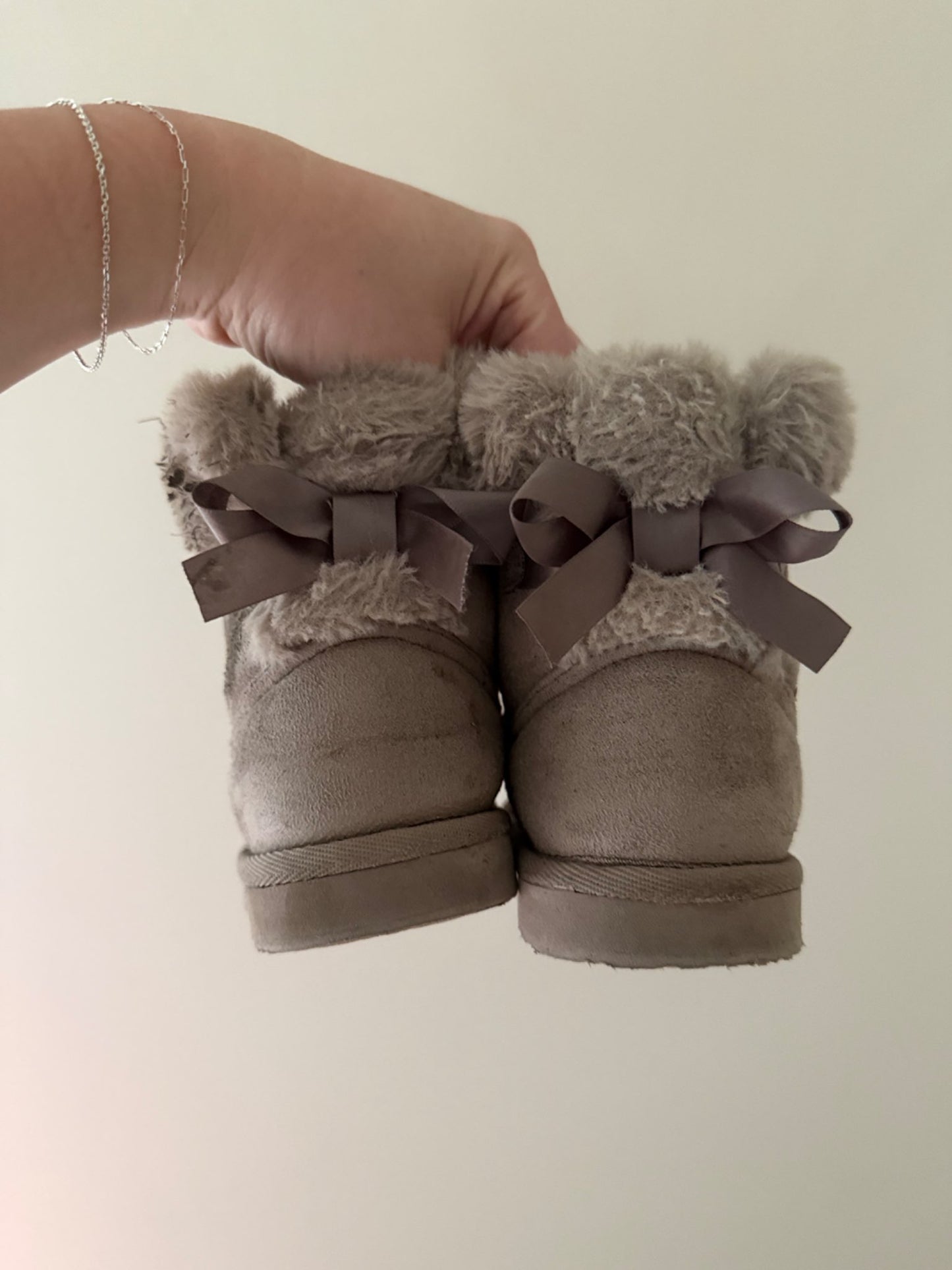 H&M Grey Faux Fur Bow Boots — Size 13.5, Shoes 13.5 (Kids:4-8yr)
