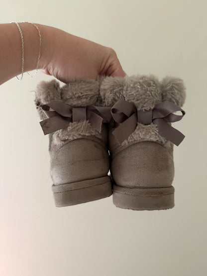 H&M Grey Faux Fur Bow Boots — Size 13.5, Shoes 13.5 (Kids:4-8yr)
