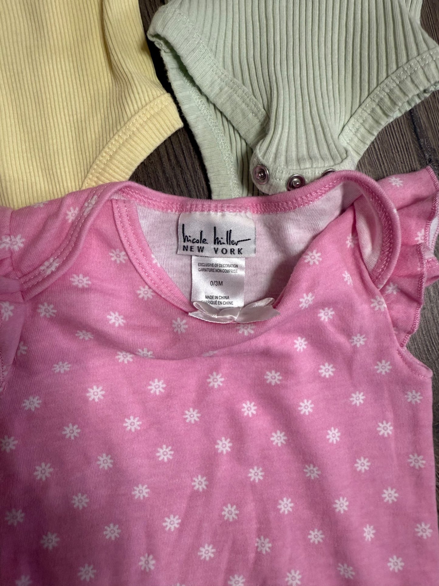 Nicole Miller New York 5pc Onesie Set ( 0-3m size), Kids 3 Month (0-3M)