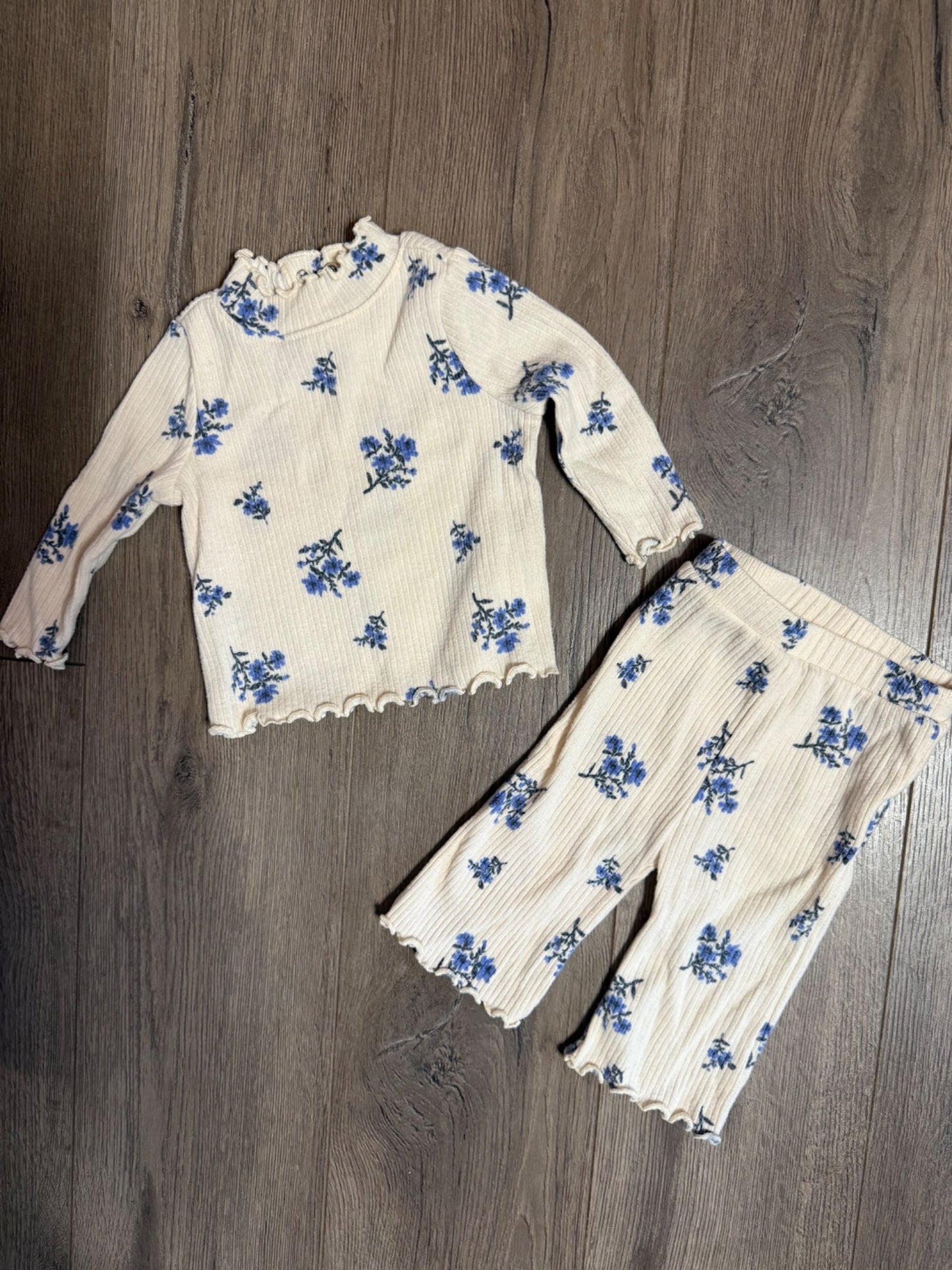 Old Navy Floral Outfit Set (long sleeve top & pants) 0-3m, Kids 3 Month (0-3M)